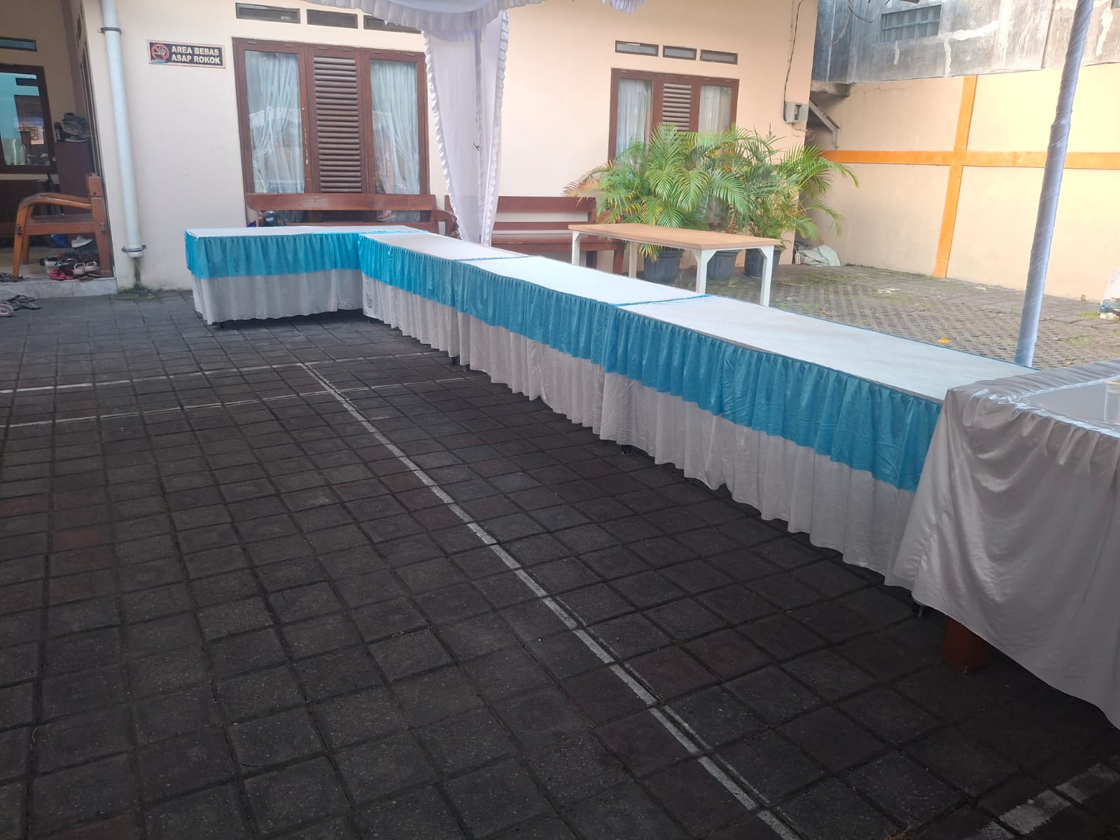 Meja prasmanan