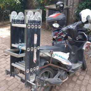 Sewa tangga lipat Tersedia ukuran 3, 4, 5, 6 dan 7.3 meter Jaminan KTP atau SIM Tersedia jasa Pengiriman &amp; pengembalian (Harga menyesuaikan lokasi) Material tangga terbuat dari aluminium multifungsi yang ringan, kuat, dan mudah dibawa Dapat dilipat dan diatur tinggi-rendahnya sesuai kebutuhan Telepon / Wa 0811 39 5454 Atau datang langsung Gudang Jl. Pura Demak Barat No 168X Denpasar Bali