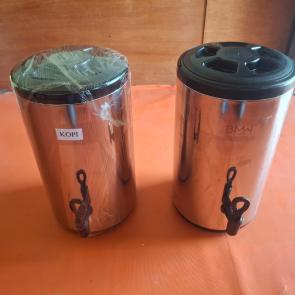 Sewa termos kopi bali Ukuran 12 Liter Sangat awet panas nya dan mudah dibersihkan Stainless Steel Bahan Tebal dan kuat Cocok di sewa untuk berbagai macam acara prasmanan Harga&nbsp;belum&nbsp;termasuk&nbsp;ongkir (sewa alat lengkap gratis ongkir) Area sewa khusus wilayah bali Telepon / Wa 0811 39 5454 Atau datang langsung Gudang Jl. Pura Demak Barat No 168X Denpasar Bali