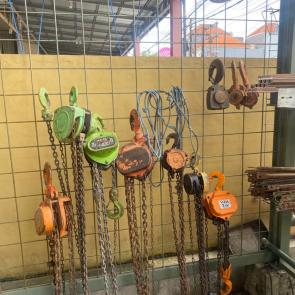 Sewa chain block 3 ton bali Adalah alat yang di gunakan untuk mengangkat beban berat di bawah 5 ton Rantai 20 meter Jaminan sewa KTP atau SIM Harga belum termasuk ONGKIR Gudang : Jl Pura Demak Barat No 168X Denpasar - Bali Telepon : 0811 39 5454