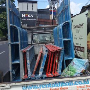 Sewa catwalk perancah Catwalk perancah berupa papan pijakan atau lantai kerja yang dipasang di antara rangka perancah Komponen ini berfungsi sebagai area berdiri yang aman dan stabil bagi pekerja untuk beraktivitas, membawa material, serta mengoperasikan peralatan di ketinggian Ukuran Panjang 180 cm × Lebar 50 cm Area sewa khusus wilayah bali Telepon / Wa 0811 39 5454 Atau datang langsung Gudang Jl. Pura Demak Barat No 168X Denpasar Bali