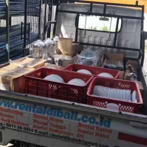 Harga sewa Peralatan prasmanan dan catering Sewa Chafing dish Rp 60.000 Sewa piring catering, sendok dan garbu Rp 7.000 Sewa Round chafing Rp 50.000 Sewa Meja prasmanan Rp 80.000 Sewa Dispenser juice Rp 135.000 Sewa Dispenser kopi Rp 50.000 Sewa dispenser teh Rp 50.000 Gudang : Jl Pura Demak Barat No 168X Denpasar - Bali Telepon : 0811 39 5454