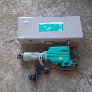 Sewa jack hammer drill Jack hammer digunakan untuk ngebobok atau menghancurkan batu, beton, dinding dan material padat lain nya Jack hammer ini menggunakan tenaga listrik Jaminan sewa KTP atau SIM Harga belum termasuk ONGKIR Gudang : Jl Pura Demak Barat No 168X Denpasar - Bali Telepon : 0811 39 5454