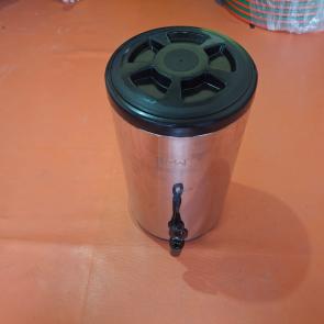 Sewa termos teh bali Ukuran 12 Liter Sangat awet panas nya dan mudah dibersihkan Stainless Steel Bahan Tebal dan kuat Cocok di sewa untuk berbagai macam acara prasmanan Harga&nbsp;belum&nbsp;termasuk&nbsp;ongkir (sewa alat lengkap gratis ongkir) Area sewa khusus wilayah bali Telepon / Wa 0811 39 5454 Atau datang langsung Gudang Jl. Pura Demak Barat No 168X Denpasar Bali